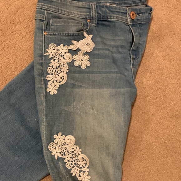 Reunion Distressed Capri Jeans with Appliqués in Size 8 - Picture 7 of 8